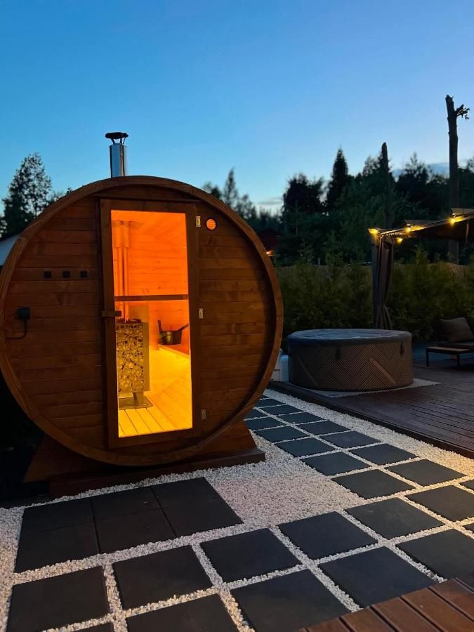 Sauna-beczka ze świecącym wnętrzem o zmroku